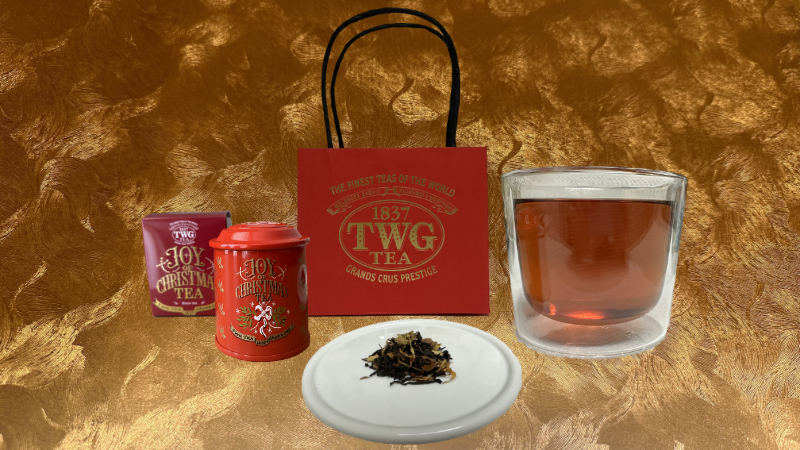 TWGのジョイオブクリスマスティー紅茶缶とショップバックと茶葉と淹れた紅茶