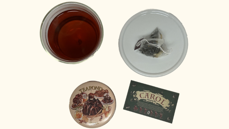 ティーポンドのキャロルの紅茶缶と説明カードと茶葉と淹れた紅茶