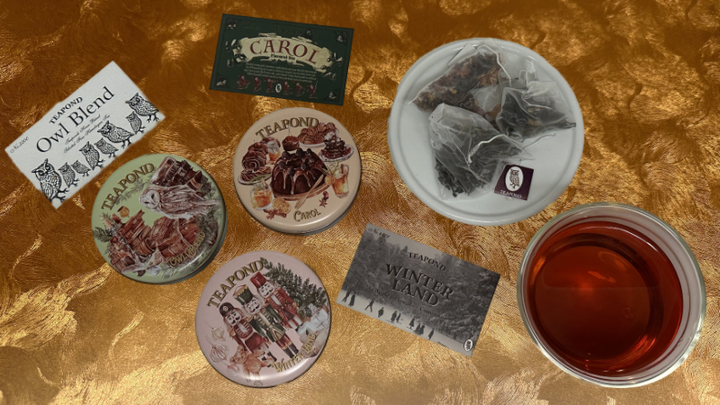 ティーポンドのクリスマスミニ缶と説明カードとティーバッグと淹れた紅茶