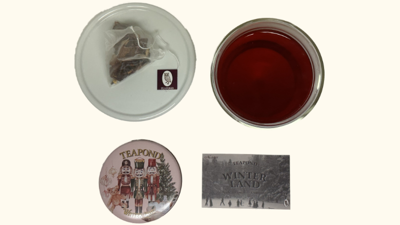 ティーポンドのウィンターランドの紅茶缶と説明カードと茶葉と淹れた紅茶