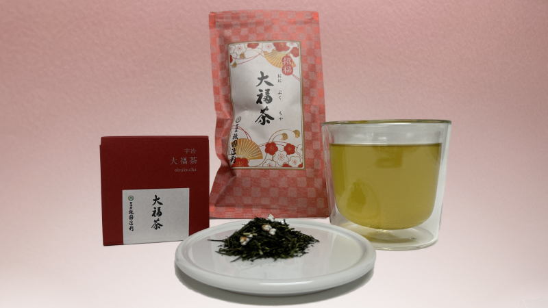 祇園辻利の大福茶パッケージと茶葉と淹れた緑茶