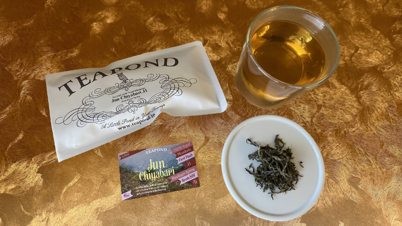 ティーポンドの2020年ヒマラヤンスプリングファーストフラッシュのパッケージと説明カードと茶葉と淹れた紅茶