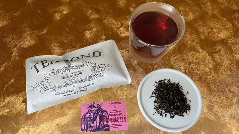 ティーポンドの2021年アッサムドゥームニ茶園のセカンドフラッシュのパッケージと説明カードと茶葉と淹れた紅茶