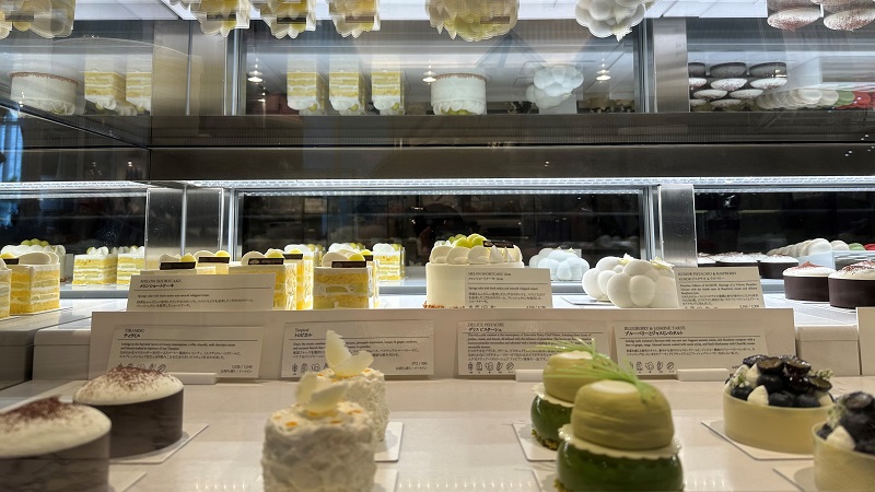 マンダリン オリエンタル 東京 グルメショップの店内で正面からのケーキディスプレイ