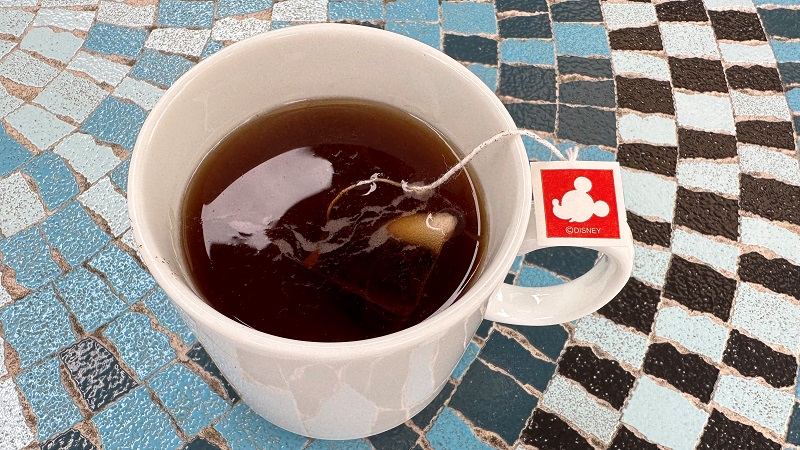 東京ディズニーランドで販売されているマグカップに淹れた温かい紅茶