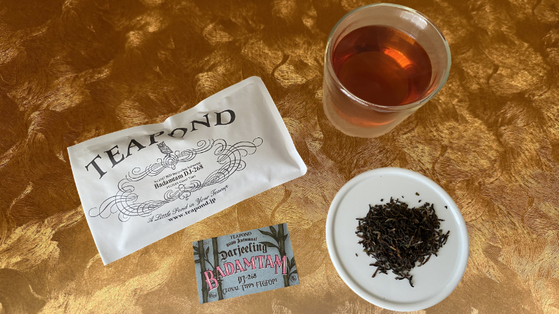 ティーポンドの2020年ダージリンバダンタム茶園オータムナルのパッケージと説明カードと茶葉と淹れた紅茶