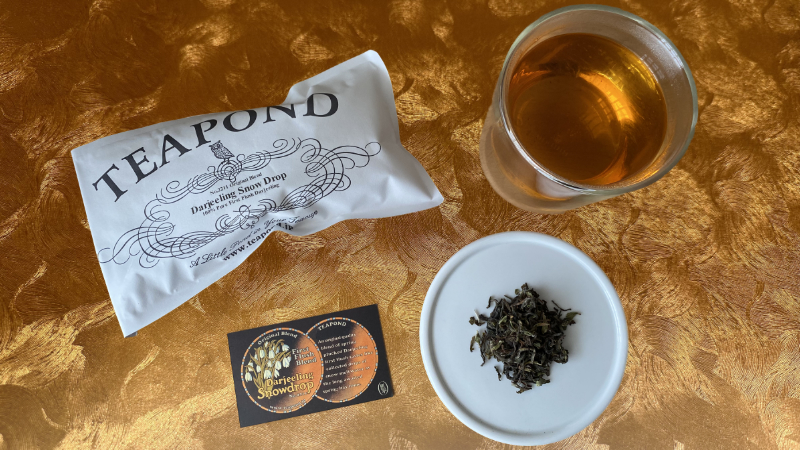 ティーポンドのダージリン スノードロップのパッケージと説明カードと茶葉と淹れた紅茶