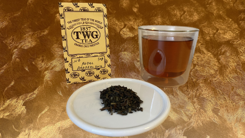 TWGのロイヤル ダージリンのパッケージと茶葉と淹れた紅茶