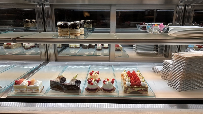 横浜ベイシェラトンホテルタワーズのラウンジ シーウインドの冷ケースに陳列しているケーキ