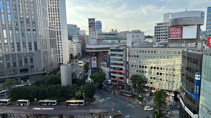 PARIYA横浜のテラス席から見下ろした景色（ヨドバシカメラが見える）