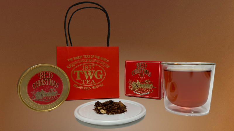 TWGのレッドクリスマスティー紅茶缶とショップバックと茶葉と淹れた紅茶