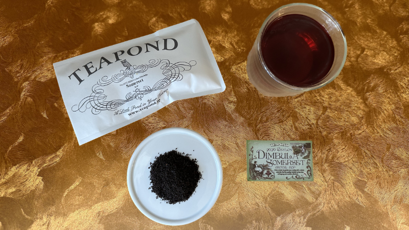 ティーポンドの2020年セイロンサマセット茶園のパッケージと説明カードと茶葉と淹れた紅茶