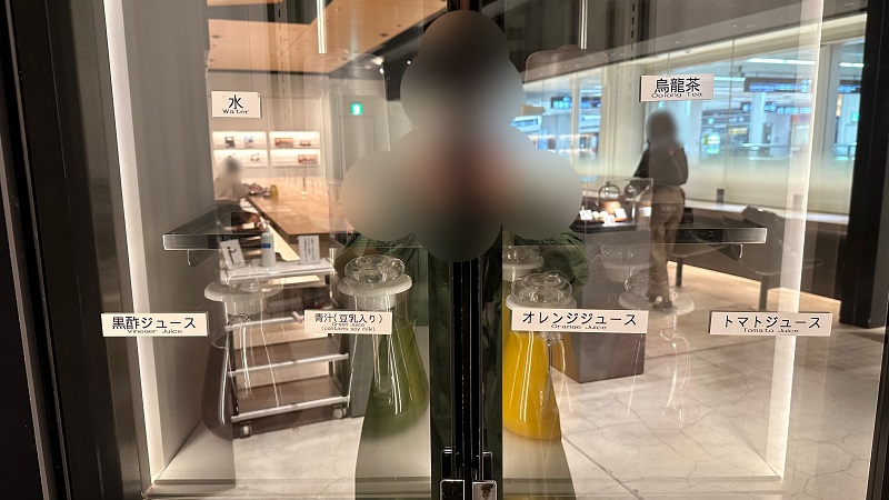 羽田空港第1ターミナル power lounge centralの冷ケースに入ったソフトドリンク