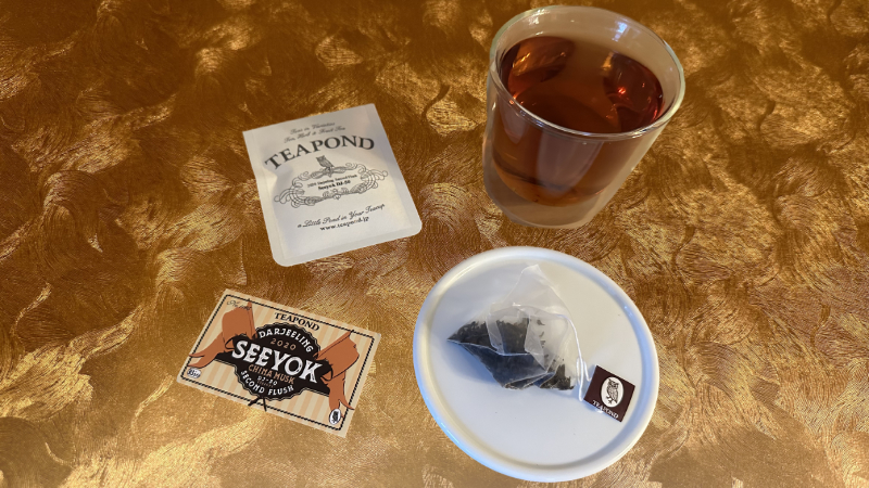 ティーポンドの2020年ダージリンシーヨック茶園セカンドフラッシュのパッケージと説明カードとティーバッグと淹れた紅茶