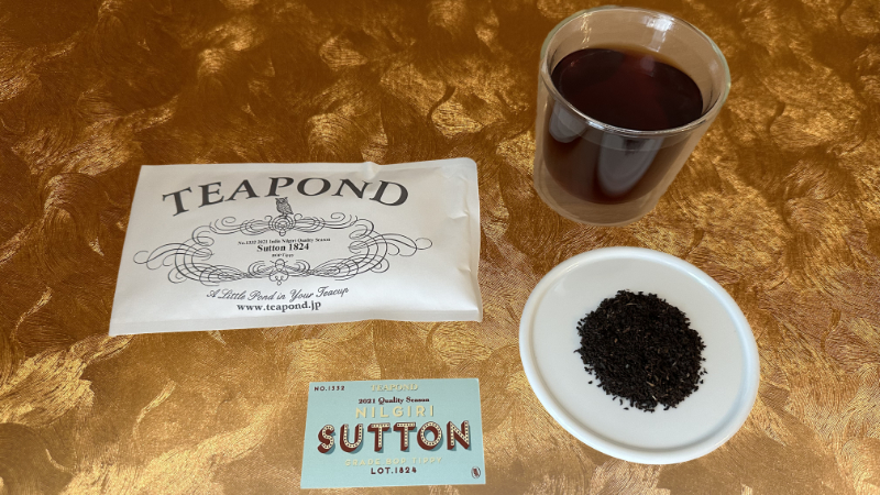 ティーポンドの2021年ニルギリサットン茶園のパッケージと説明カードと茶葉と淹れた紅茶