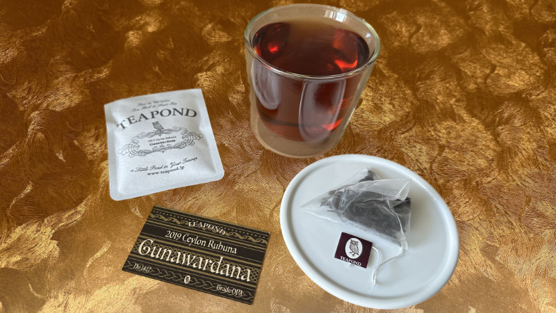 ティーポンドの2019年セイロングナワルダナ茶園のパッケージと説明カードとティーバッグと淹れた紅茶