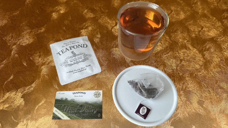 ティーポンドの2019年ネパールミストバレー茶園オータムナルのパッケージと説明カードとティーバッグと淹れた紅茶