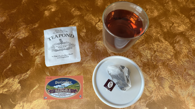 ティーポンドの2020年ダージリンサングマ茶園セカンドフラッシュのパッケージと説明カードとティーバッグと淹れた紅茶