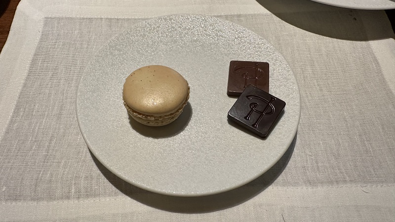 リッツカールトン京都ロビーラウンジのアフタヌーンティーのマカロンとチョコレート