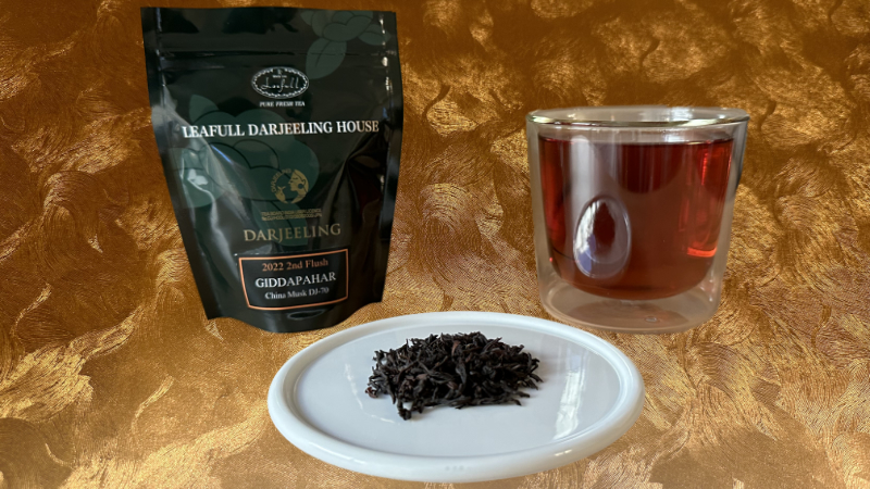 リーフルダージリンハウスの2022年ダージリンギダパール農園セカンドフラッシュのパッケージと茶葉と淹れた紅茶