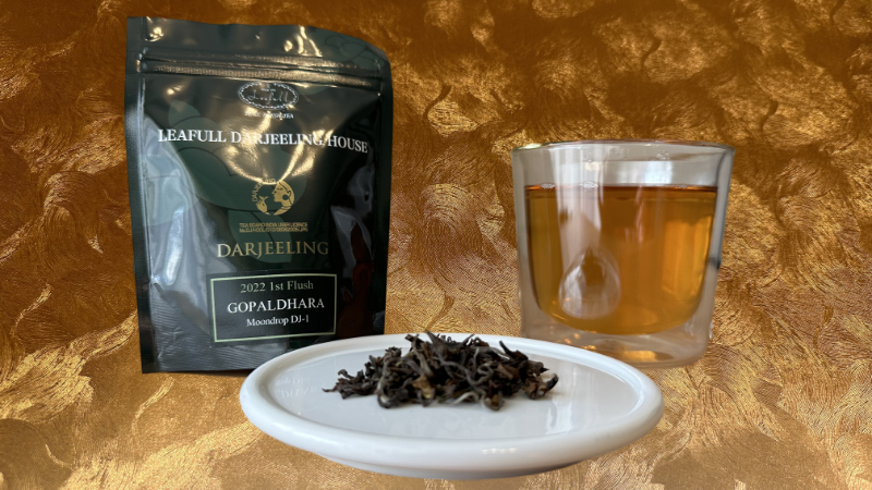 リーフルダージリンハウスの2022年ダージリン ゴパルダラ農園 ファーストフラッシュのパッケージと茶葉と淹れた紅茶