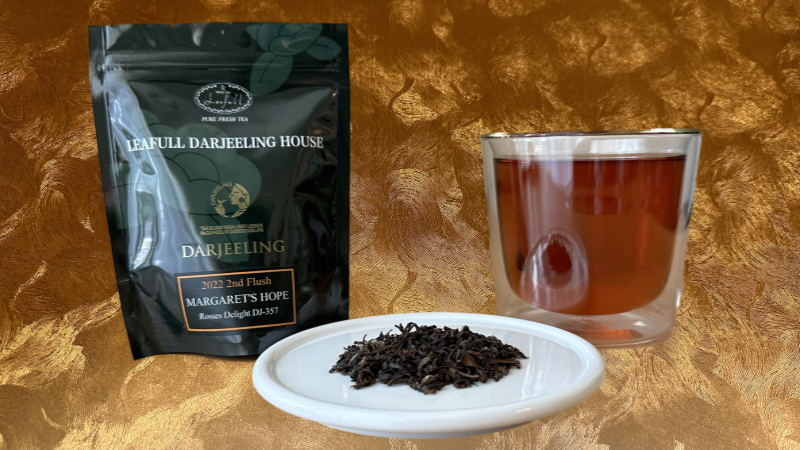 リーフルダージリンハウスの2022年ダージリン マーガレッツホープ農園 セカンドフラッシュのパッケージと茶葉と淹れた紅茶