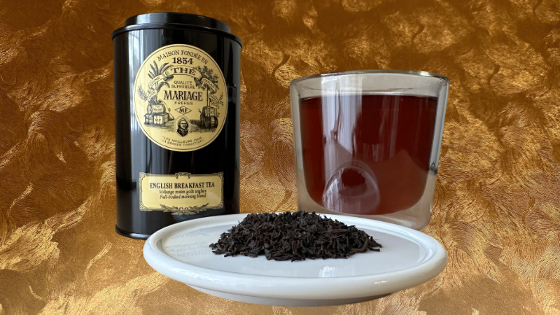 マリアージュフレール イングリッシュブレックファーストティーの茶葉缶と茶葉と淹れた紅茶
