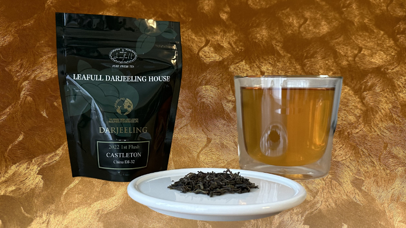 リーフルダージリンハウスの2022年ダージリン キャッスルトン農園 ファーストフラッシュのパッケージと茶葉と淹れた紅茶