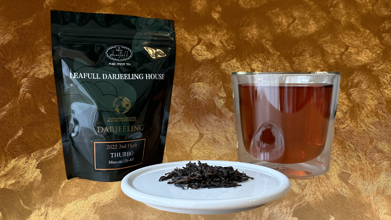 リーフルダージリンハウスの2022年ダージリン タルボ農園 セカンドフラッシュのパッケージと茶葉と淹れた紅茶