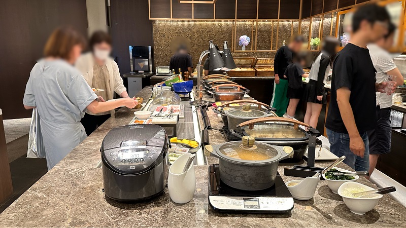 ヒルトン東京ベイ エグゼクティブラウンジ 朝食の白米（炊飯器）と味噌汁