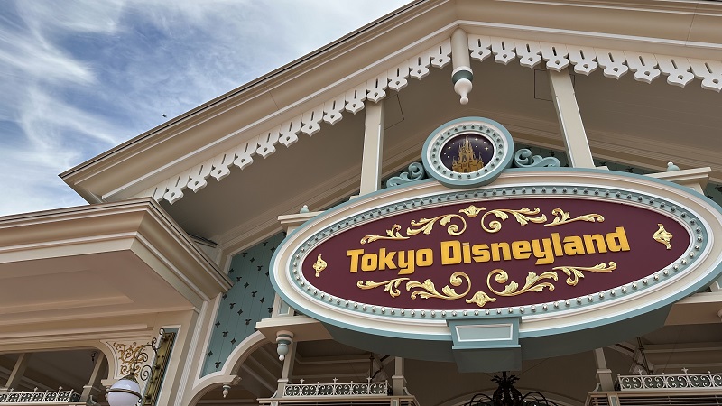 東京ディズニーランドのロゴ看板