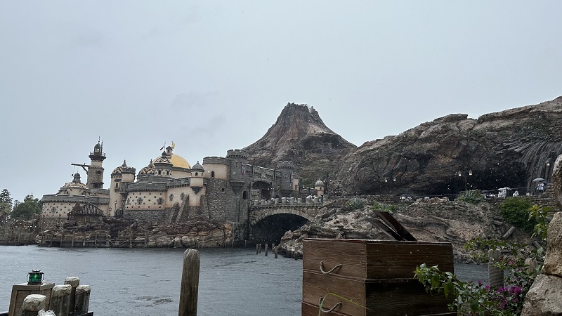 東京ディズニーシー メディテレーニアンハーバーからのプロメテウス火山の風景