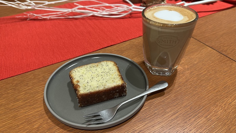 スミスティーメーカー 渋谷 カフェのブラックラベンダーティーラテとレモンココナッツパウンドケーキ