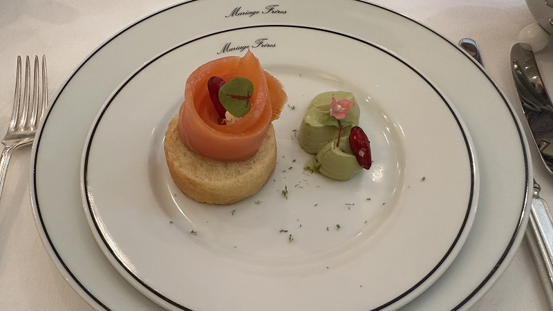 マリアージュフレール銀座本店 ランチの前菜 スモークサーモンとスコーン