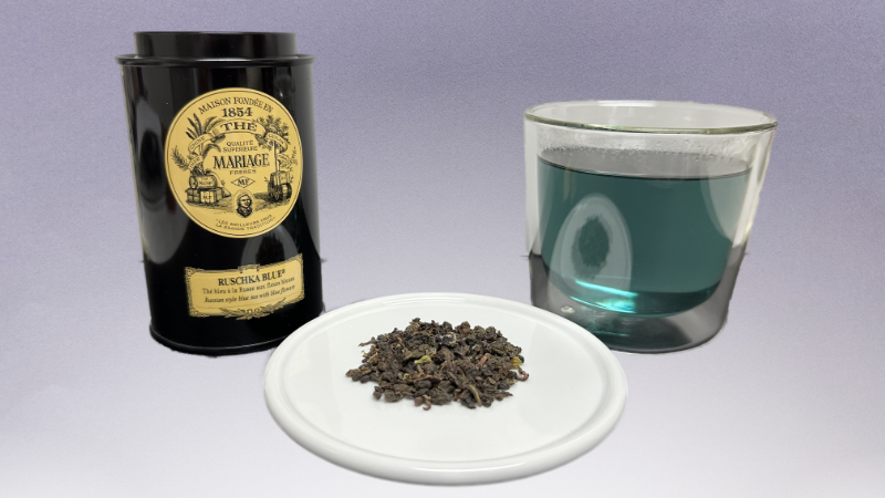 マリアージュフレール リュシュカ ブルーの茶葉缶と茶葉と淹れた青茶