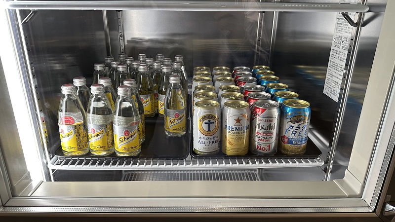 羽田空港第3ターミナル サクララウンジの炭酸水とノンアルコールビール