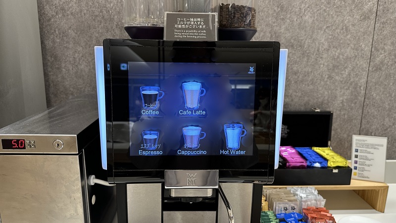 羽田空港第3ターミナル サクララウンジのコーヒーマシン