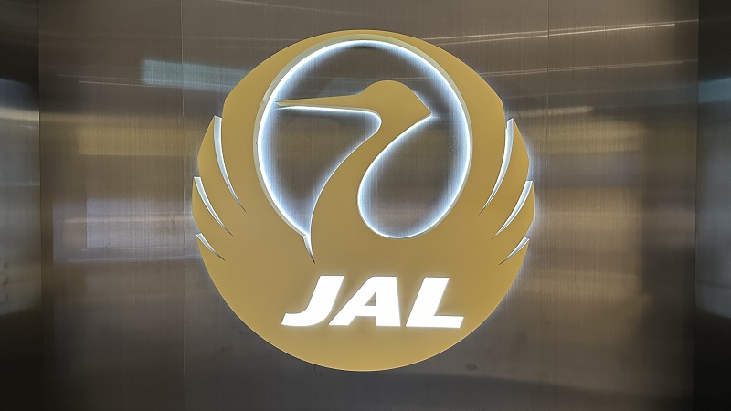 羽田空港第3ターミナル サクララウンジのJALのロゴ