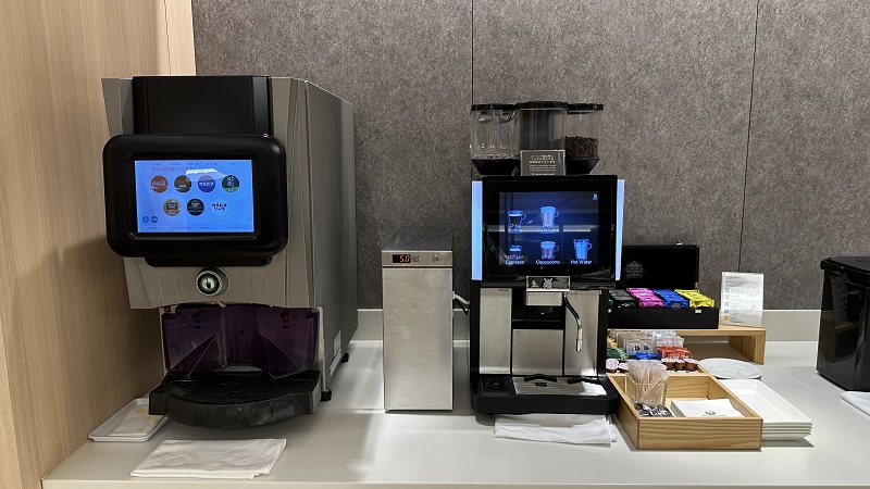 羽田空港第3ターミナル サクララウンジのドリンクバーとコーヒーマシン