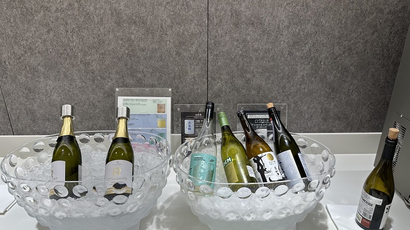 羽田空港第3ターミナル サクララウンジのスパークリングワインと日本酒コーナー