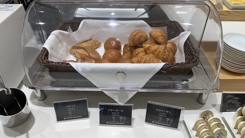 羽田空港第3ターミナル サクララウンジのバゲットとバターロールとクロワッサン