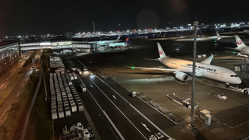 羽田空港第3ターミナルのサクララウンジの飛行機が見える眺め