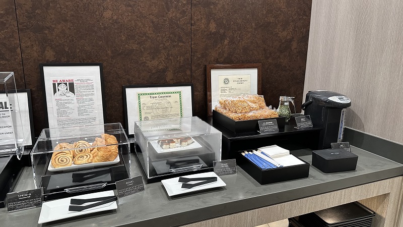 ダニエルKイノウエ国際空港 サクララウンジ ハレのシナモンロールとクロワッサンとスパムむすびとチキン風味即席麺