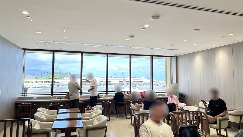 ダニエルKイノウエ国際空港 サクララウンジ ハレのラウンジエリアの様子
