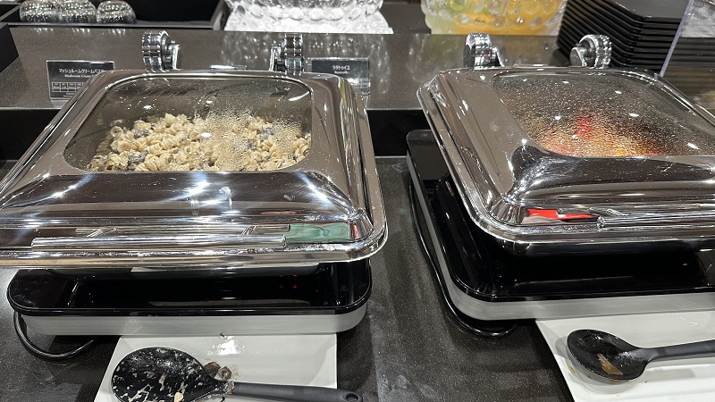 ダニエルKイノウエ国際空港 サクララウンジ ハレのマッシュルームクリームパスタとラタトゥイユ