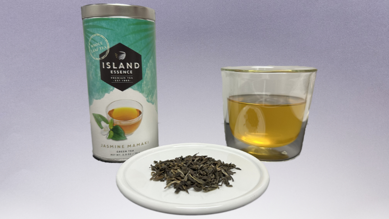 ティーチェストハワイ ジャスミン ママキ グリーンティーの茶葉缶と茶葉と淹れたジャスミン茶