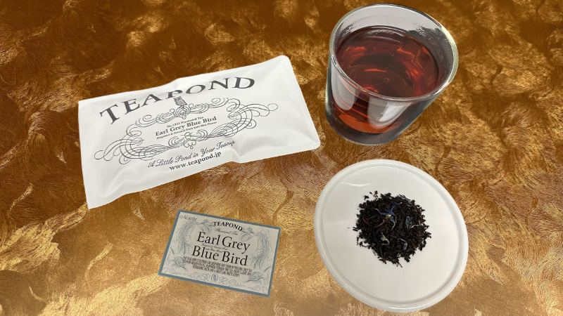 ティーポンド アールグレイ ブルーバードのパッケージと説明カードと茶葉と淹れた紅茶
