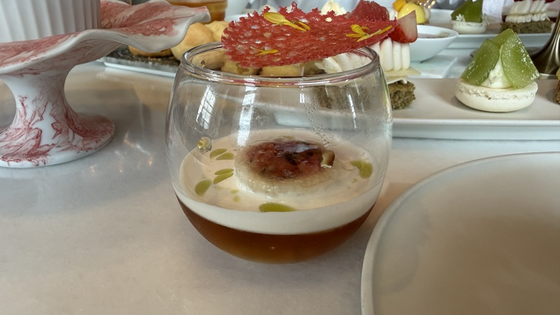 リッツカールトン東京 ロビーラウンジ アフタヌーンティーの蕪出汁香るビーフコンソメ 黒毛牛のタルタルと山芋のマリネ 生姜クリームと紫蘇オイル