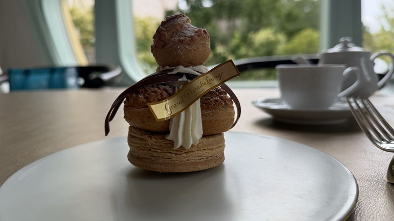 ファンタジースプリングスホテル グランパラディラウンジのケーキセット サントノーレ